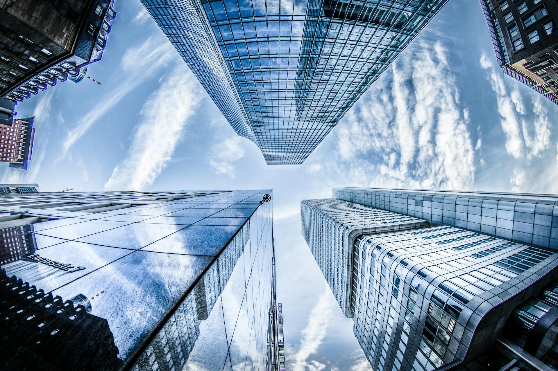 Fachada de arranha-céu corporativo representando autoridade empresarial