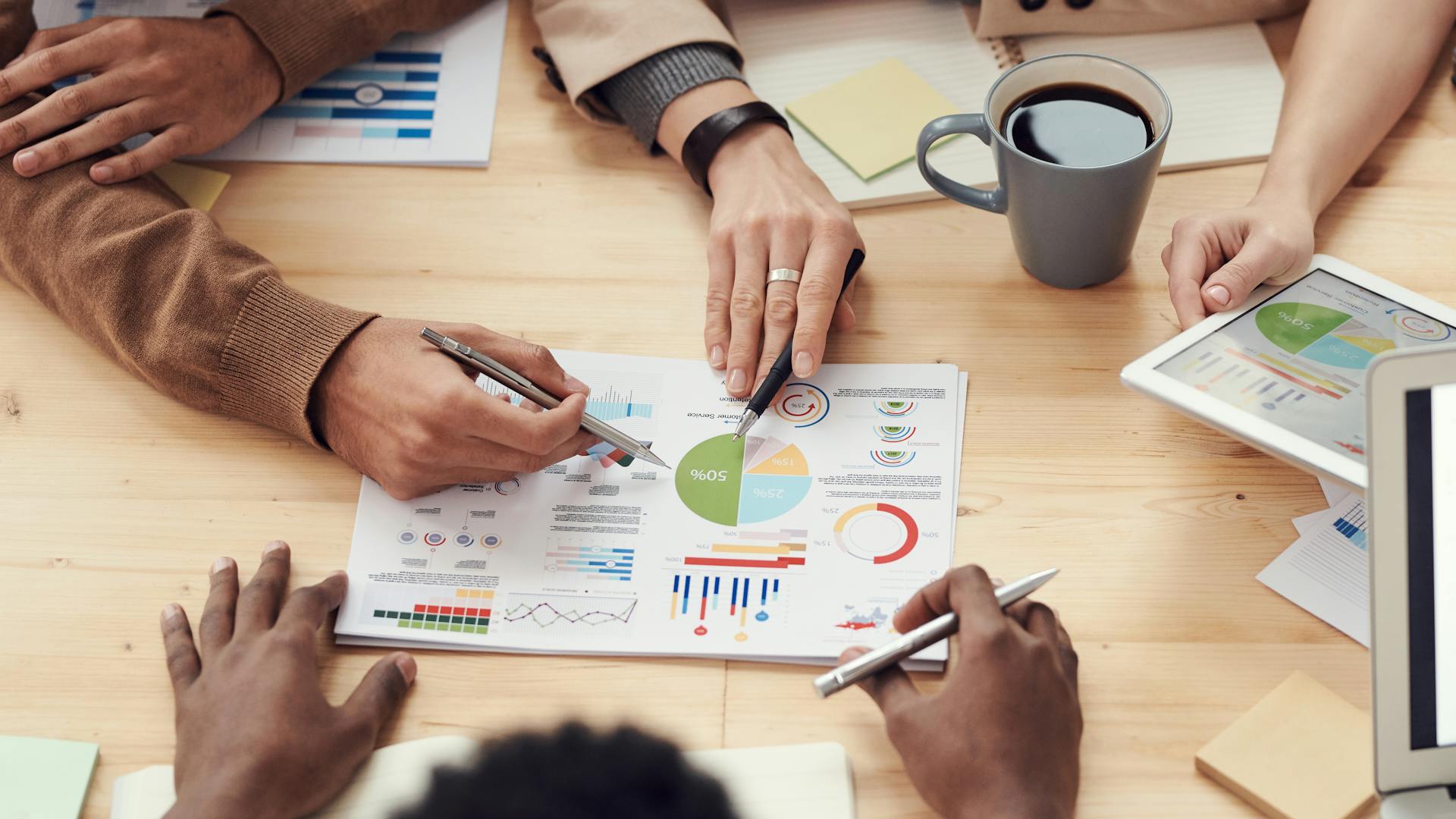 Dashboard premium de desenvolvimento web em monitores múltiplos